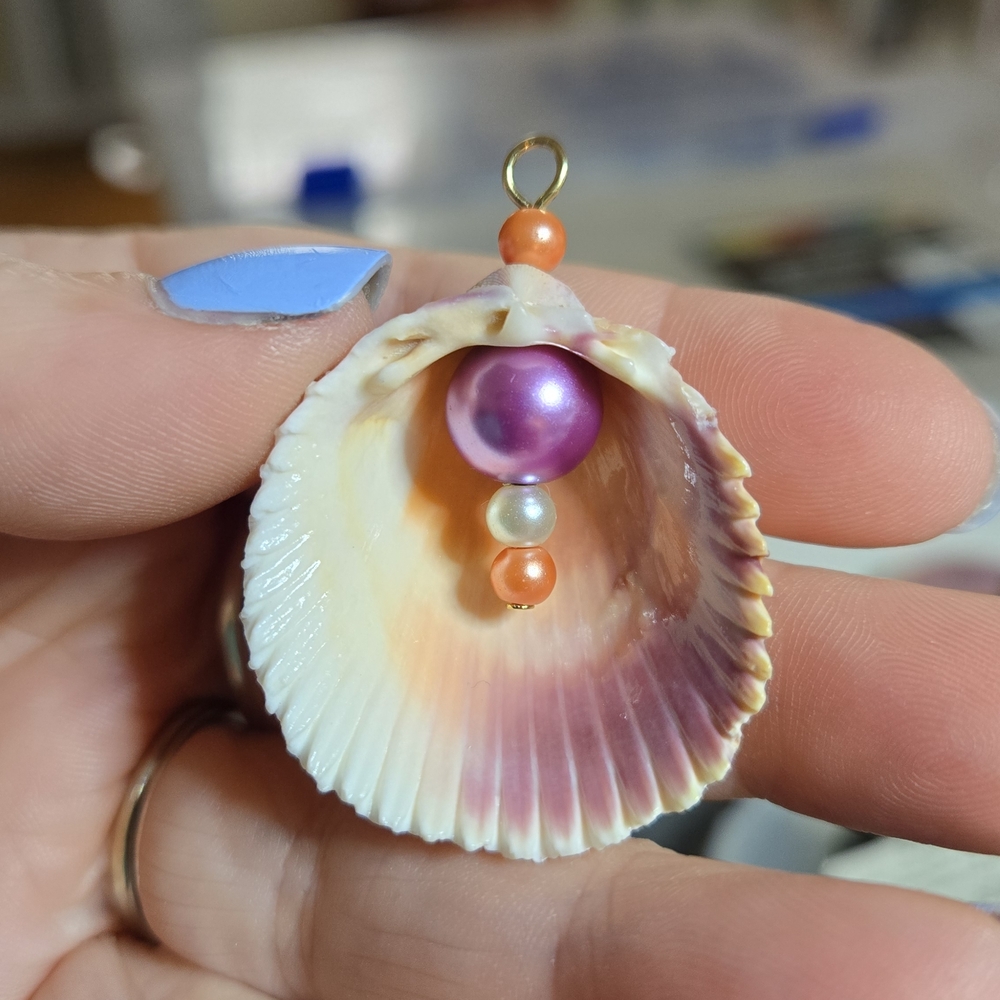Vibrant Shell Pendant Necklace with Pearls